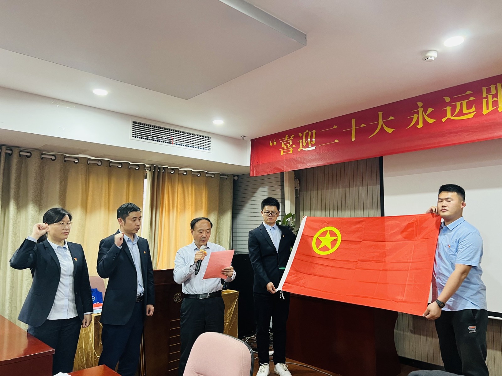 物測隊團委開展“喜迎二十大 永遠跟黨走 奮進新征程”主題教育實踐活動4.jpg 物測隊團委開展“喜迎二十大 永遠跟黨走 奮進新征程”主題教育實踐活動4.jpg